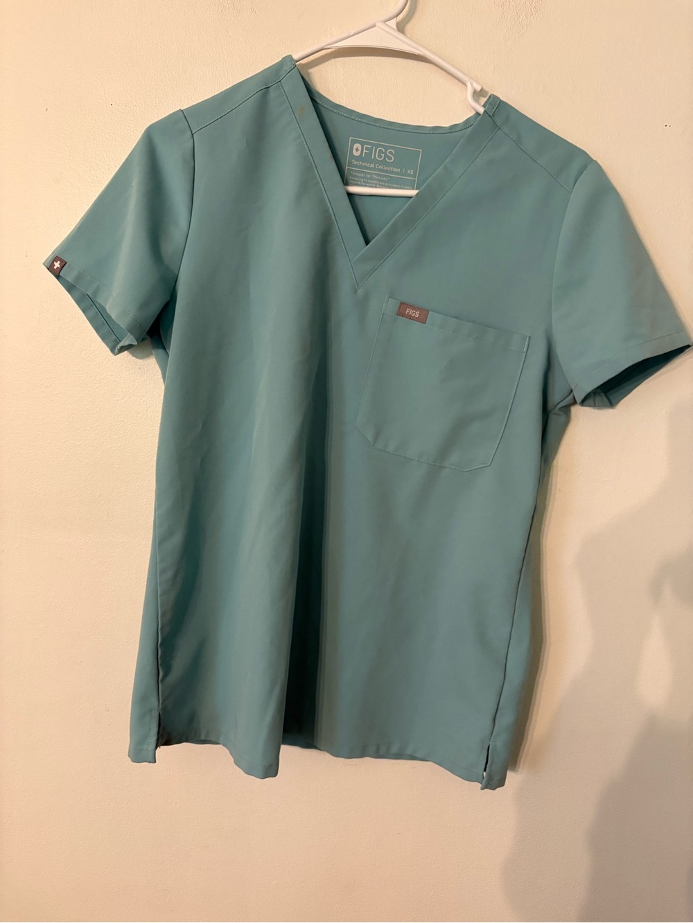Figs women’s  V-Neck Scrub Top in sea foam Green. XS